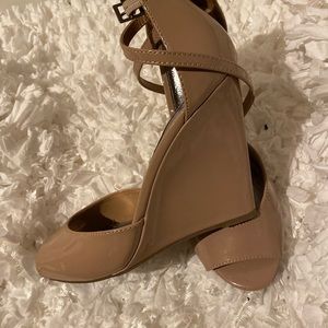 Size 11, Tan patent leather